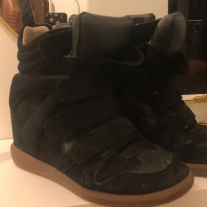 Isabel marant skor BYTES - Är i första hand ute efter att BYTA mot beige eller taupe i storlek 39/40 i likande skick. Kan självklart rengöras. VIKTIGT!! Kontakta mig först om ni vill köp🕺🕺🕺