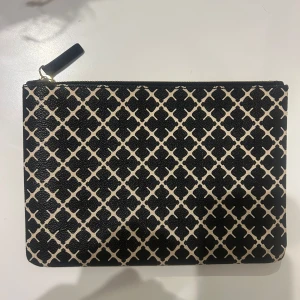 Kuvertväska - Säljer min superfina Marlene Birger kuvert väska då den tyvärr inte kommer till användning längre. Får plats med de viktiga man behöver och är väldigt clean och stilren! Hör av er vid frågor!💕