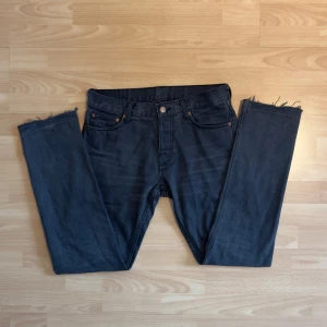 Weekday Jeans - Säljer jeans från Weekday, modell Witkess. Slim passform och bekväma i materialet. Bra skick utan skador.