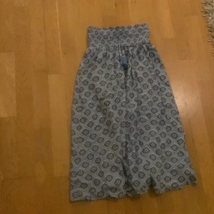 Mönstrad kjol från Gina tricot - Säljer en mönstrad kjol från Gina, perfekt för sommaren. Säljs då den inte används 