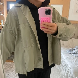 Grön vårjacka - Super snygg grön vårjacka med knappar framtill.💓små skavanker förekommer. Fråga för bild