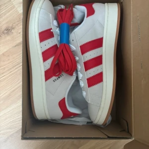 Adidas Campus sneakers i vitt och rött - Adidas campus sneakers, oanvända i originalförpackning. Storlek 40, innermått 25 cm