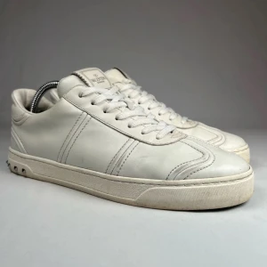 Valentino flycrews - |Riktigt snygga flycrews i bra skick|Alla nitar är kvar🤩| Skickar via PostNord/instabox inom 1-2 dagar📬📮|Storlek 42| Tillhör: Endast skorna🚨| Skriv vid minsta aning🙏|