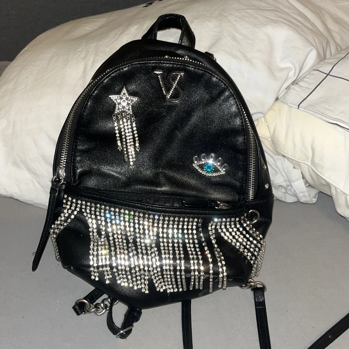 Svart ryggsäck med strassdetaljer från Love Victoria