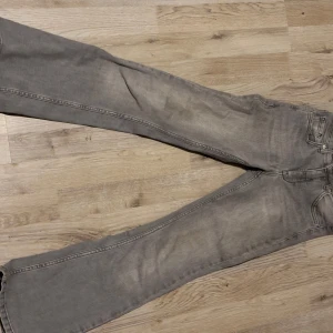 Grå jeans med bootcut - Snygga grå jeans med bootcut-stil. De har en klassisk femficksdesign och en bekväm passform. Perfekta för en avslappnad look.