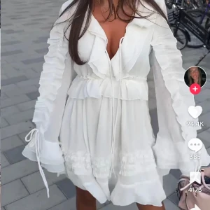 Vit klänning med volanger - Säljer denna super gulliga klänning som aldrig kommit till användning, helt ny aldrig använd🌟