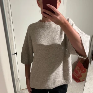 Stickad topp - Säljer denna fina stickade tröja! Den är använd 3 gånger så i nyskick. Storlek xs. Köpt för ganska längesen och väldigt populär💓