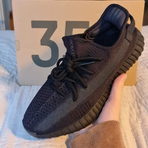 Yeezy 350v2 'Onyx' - Yeezy 350v2 'Onyx', size 44. New and unworn