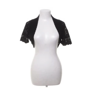 Svart bolero - En super fin bolero från sisterS! Använd 2-3ggr, super fint skick. Storlek m/l men passar mig som vanligtvis bär xs/s ☺️