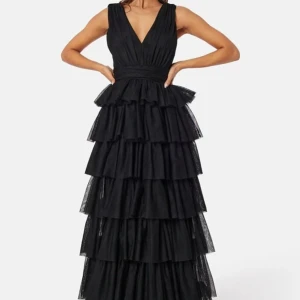 Svart balklänning  - Säljer den populära balklänningen från bubbleroom som är oanvänd. Säljer då jag har en annan som jag bestämt mig för att ha ist. Ordinare pris är 1799kr. 