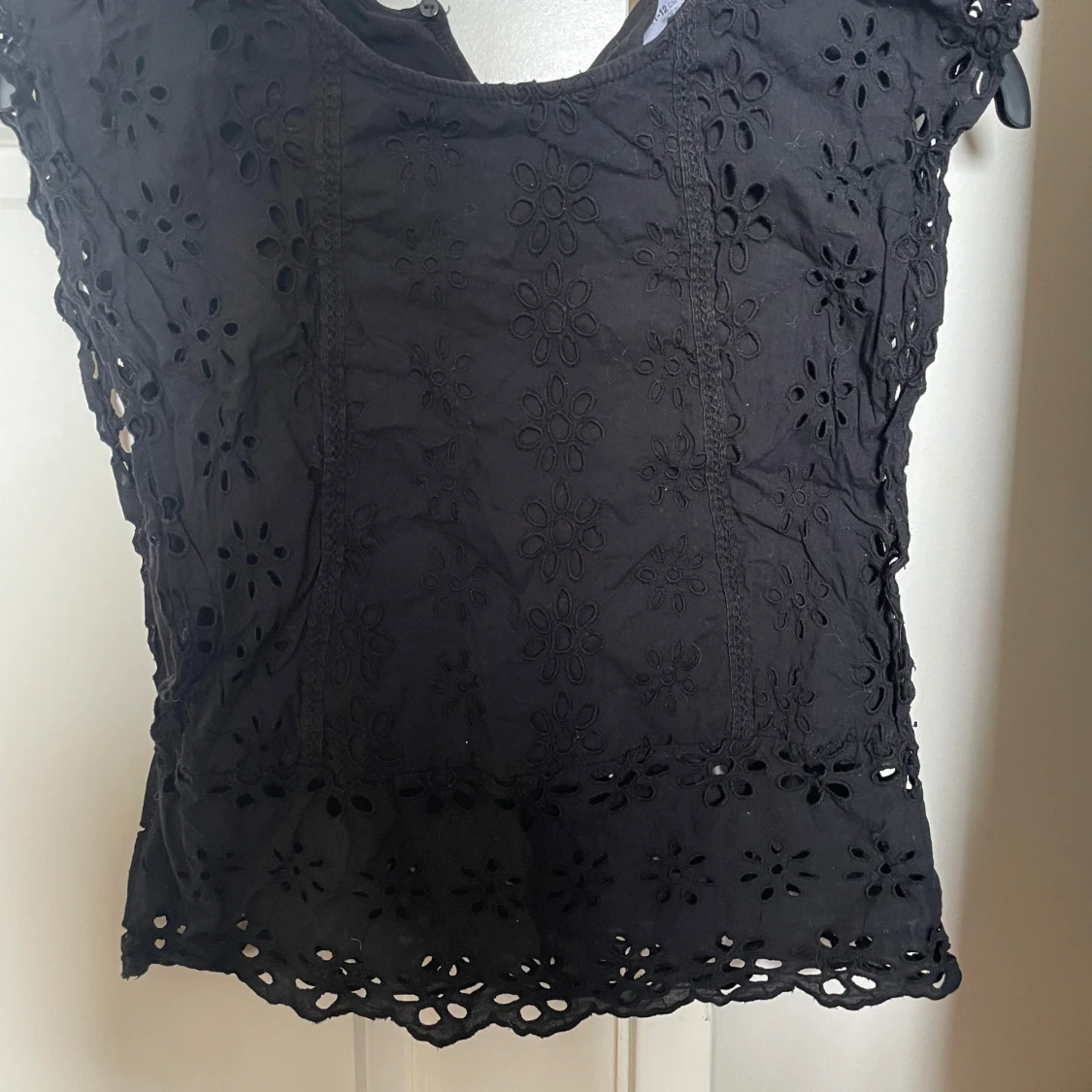 Svart blus med broderade detaljer