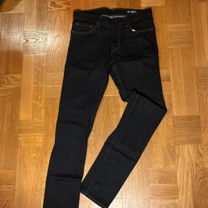Svarta skinny jeans från Crocker - Snygga svarta skinny jeans från Crocker i modellen 302. De har en klassisk femficksdesign och är tillverkade i ett stretchigt material för en bekväm passform. Perfekta för en stilren look.