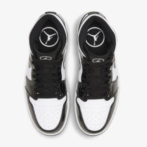 Nike Air Jordans ”carbon fiber” - Snygga Nike Air Jordans ”Carbon Fiber” i svart och vit färgkombination. Skorna har en stilren design med snörning och det ikoniska Air Jordan-märket på sidan. Perfekta för både vardag och sportiga aktiviteter. Nypris 4500kr