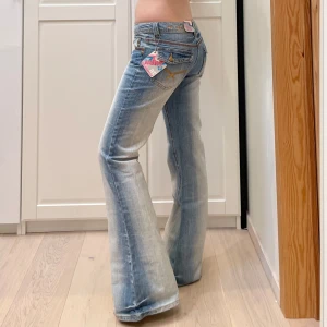 Lågmidjade bootcut/flare jeans🤩 - Nya med lappar kvar!! Sååå snygga men tyvärr för stora i midjan på mig💔midja 41x2 cm, gren 20 cm o innerben 83 cm. Jae 169 o xs-s för referens 