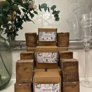 Handgjord lyxtvål Aleppo 30%  - Säljer handgjord lyxtvål 200g med naturliga ingredienser. Tvålen kommer i en elegant kartong med dekorativt mönster. Perfekt för en lyxig känsla i badrummet eller som en fin present. Säljer Endast detta pris för 1tvål och inte alla som på bilden. 