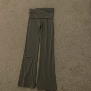 Grå byxor från Gina Tricot - Snygga utsvändga byxor från Gina Tricot. Tillverkade i ett mjukt och bekvämt material.