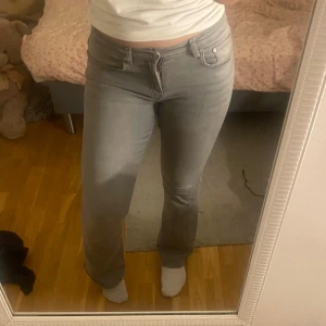 Grå bootcut jeans  - Säljer mina grå bootcut jeans från Gina tricot, de är använda max 5 gånger 🫶🏼