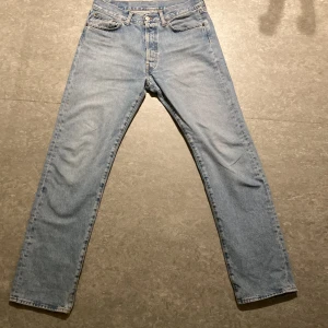 Replay jeans - Replays med en avslappnat loose fit. Står något om 34 i dem men skulle säga en perfekt 32/32 med måtten 42,111/79,21. Modellen är 178,65kg. Kolla in profilen för mer