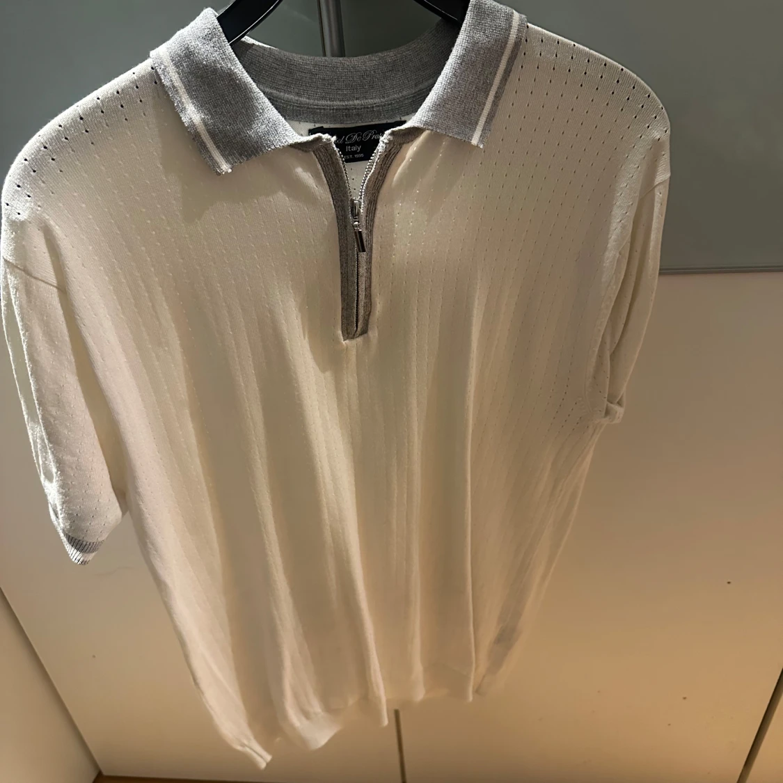 Vit pikétröja från Daniel De Prato