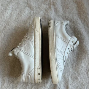 Valentino Flycrew - Snygga vita sneakers från Valentino med klassisk design och snörning. Skorna har en stilren look med diskreta detaljer och är perfekta för en trendig vardagsstil.