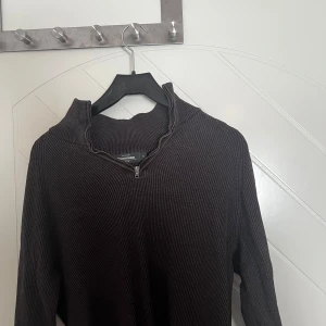 Brun tröja från Dressmann (M) - Säljer en stilren brun half zip tröja från Dressmann med dragkedja vid halsen.                         Storlek Medium passar bra om du är ca 170-180 cm lång.