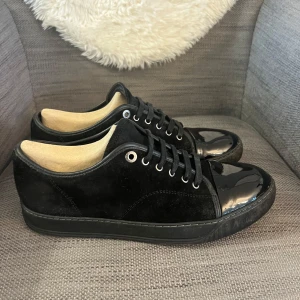 Lanvin skor - Lanvin DBB1 i svart på svart färg. Fint skick, avgör skicket gärna genom bilderna i annonsen. Inga skador som påverkar skornas funktion. Lite creasade samt använda. Riktigt snygg färg som är rätt svår att få tag på i storlek 9. ENDAST SKOR. Pm vid frågor ;)