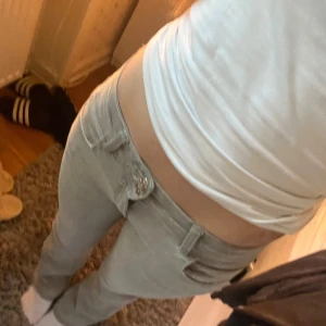 Gråa jeans ifrån gina tricot - jätte fina jeans ifrån ginas barn avdelning, stretchiga o mjuka. säljer pga att jag inte använder de längre. 