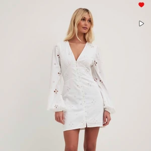 Vit klänning  - Säljer min vita klänning för jag har hittat en annan! Perfekt till studenten. Den är från NAKD men är slutsåld. Storlek 36. Bilden är från hemsidan men kan skicka egna bilder också om det önskas!