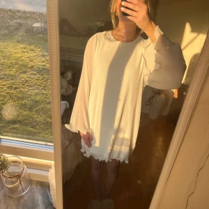 Vit klänning med volangdetaljer - Perfekt till studenten! Så himla fin! En liten tråd sticker ut men inget som märks, kan skicka bild 😇