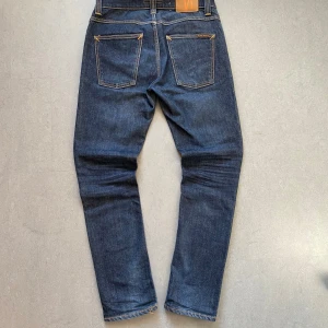 Nudie jeans Grim Tim  - Ett par jävligt feta Nudie Jeans i modell Grim Tim. Storleken är 32x32 passar perfekt i storlek. Skicken är riktigt bra med inga slitningar. Skriv PM vid frågor! 