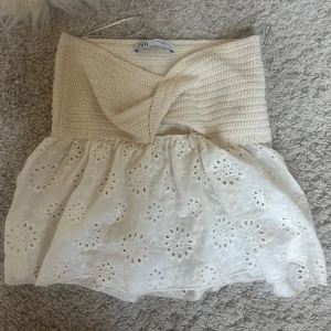 Fin sommar topp zara - Jättefin somrig topp från zara som tyvärr inte har kommit till användning. Har bara använt den nån gång❤️