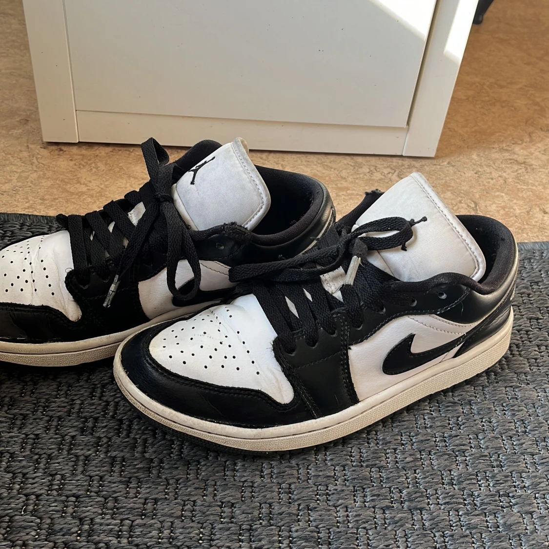 Nike Air Jordans i svart och vitt - 2