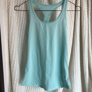 Ljusblå linnetopp från SOC💙 - Säljer en ljusblå linnetopp från SOC med brottarrygg. Tränings linne. 🦋