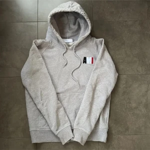 Ami paris hoodie - Tja! Säljer denna tvärfeta ami paris hoodien som är rätt så svår att få tag på! Den är i S men skulle skulle säga att storleken kan variera lite beroende på kroppsbyggnad!  Plagget är i toppskick! Ger er ändå ett jättebra pris (nypris 2000-3000) och hör jättegärna av er för funderingar och tveka inte på att köpa! 