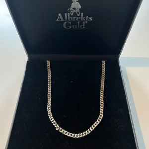 Silver kedja från Albrekts Guld - Äkta och snygg silver kedja. Köpt från Albrekts Guld. Ordinarie pris: 1200 kr. Storlek 46 cm