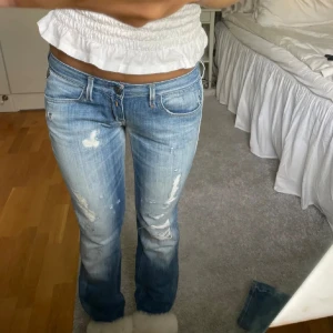 Replay lågmidjade bootcut jeans  - Snygga blå bootcut jeans från replay med slitna detaljer och låg midja och snygga fickor