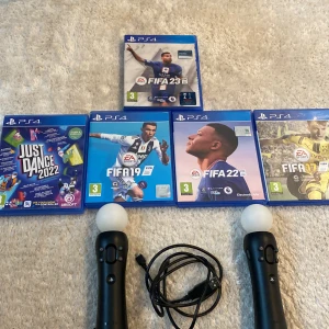PS4-spel och tillbehör - Säljer ett paket med PS4-spel inklusive FIFA 17, FIFA 19, FIFA 22, FIFA 23 och Just Dance 2022. Inkluderar även två PS Move-kontroller och en laddningskabel. Perfekt för spelkvällar med vänner eller familj!