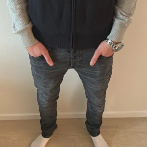 Dondup Ritchie | W33 - Mörkgråa dondup jeans med liten slitning. (passform som Geroge) | Toppskick, inga defekter | Om du har några funderingar, tveka då inte på att höra av dig | ⚜️