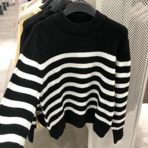 Svart och vit randig stickad tröja - Säljer en mysig svart och vit randig stickad tröja med rund hals. Perfekt för kyliga dagar och ger en stilren look. Tröjan har långa ärmar och är gjord i ett mjukt material. HM