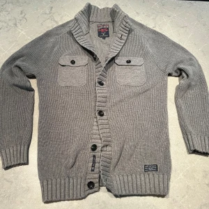 Grå cardigan - Säljer en snygg cardigan från Cottonfield i 100% bomull            Storlek: M                                                                                   Skick: Mycket bra
