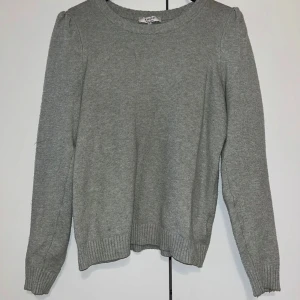 Neulepaita - Naisten neulepaita koko M. kaikai n 44cm, pituus n 55cm. Kissatalous Mikäli hinta ei miellytä tarjoa rohkeasti. Katsothan myös muut ilmoitukseni