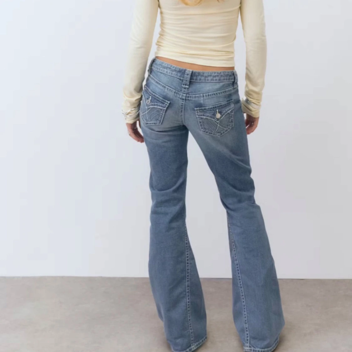 Blå bootcut jeans med slitningar - 2