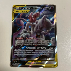 Mewtwo & Mew GX Pokémonkort - Ett Pokémon samlar kort med små skador på baksida