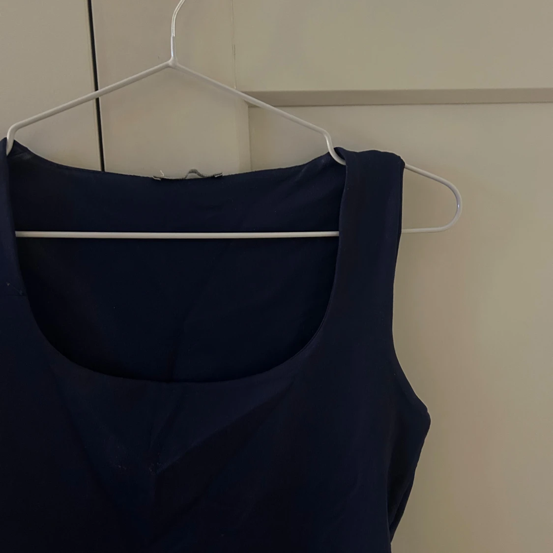 Mörkblå ärmlös linnetopp - 1