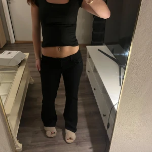 Svarta lågmidjade bootcut jeans från LTB - Snygga svarta bootcut jeans från LTB i modellen ROXY.  De har en klassisk femficksdesign och en bekväm passform. Perfekta för en stilren look. De är lågmidjade och helt nya. 💛💛säljer då de är för stora. Skriv för mått !!💞