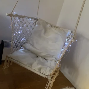 Gunga  - Inomhus gunga som är väldigt skön och bekväm när man vill mysa framför tv samtidigt gunga, har endats hängt upp den för och testa då jag har en annan. 