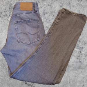 Säljer dessa riktigt snygga jeans med en relaxed passform och en riktigt snygg grå färg. W27 L30.  Mitt pris 299kr. Kan gå ner i pris vid snabb affär. Om du har frågor så är det bara att ställa dem😁😁