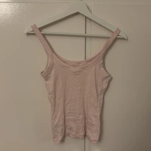 Rosa ribbat linne - Säljer en söt ljus rosa ribbat linne med breda axelband, från Gina. Använd fåtal gånger💞