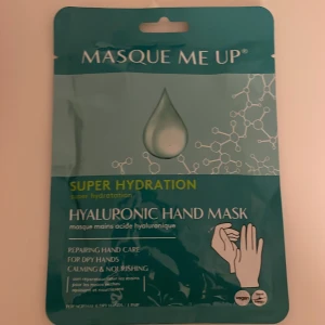 Masque Me Up Hyaluronic Hand Mask - Fuktgivande handmask med hyaluronsyra för torra händer. Denna mask ger intensiv återfuktning och vård, perfekt för att lugna och näringsboosta huden. Enkel att använda med tydliga instruktioner på förpackningen.