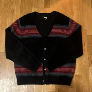 Kofta från Stussy - Säljer en svart kofta från Stussy (aldrig använd)  pris kan diskuteras